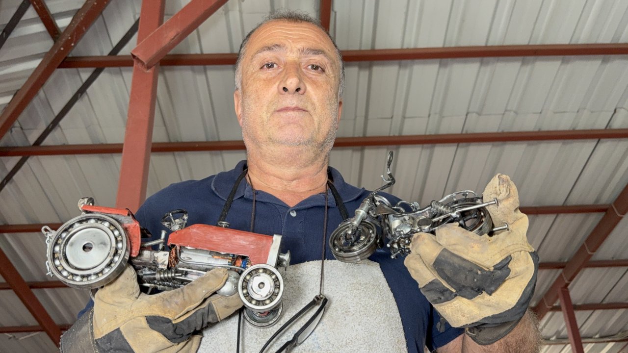 Mesaisi bitince soluğu atölyesinde alıyor! Hurdalardan sanat çıkarıyor