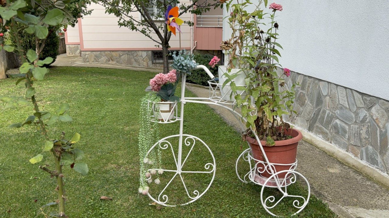 Mesaisi bitince soluğu atölyesinde alıyor! Hurdalardan sanat çıkarıyor