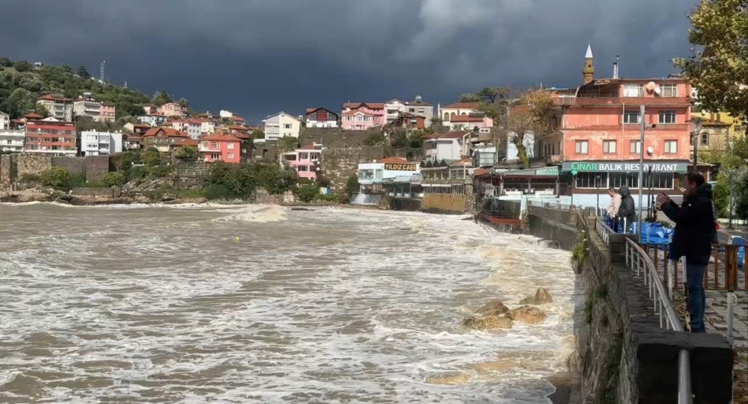 Son 15 saatte 27 ihbar! Çatılar uçtu, ağaçlar söküldü, dalga boyu 14 metreyi aştı… Bartın’dan belediyeden ‘Dışarı çıkmayın’ anonsu