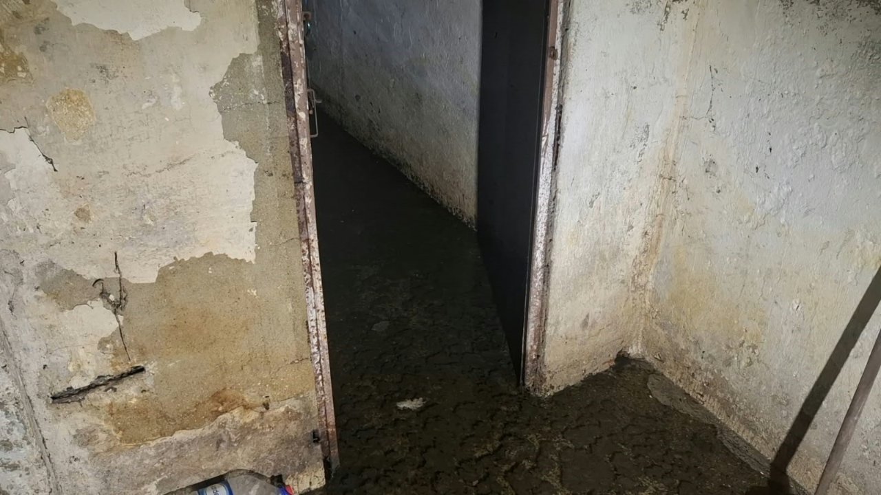 Üsküdar'da sağanak sonrası rögar patladı! Apartmanı pis su bastı