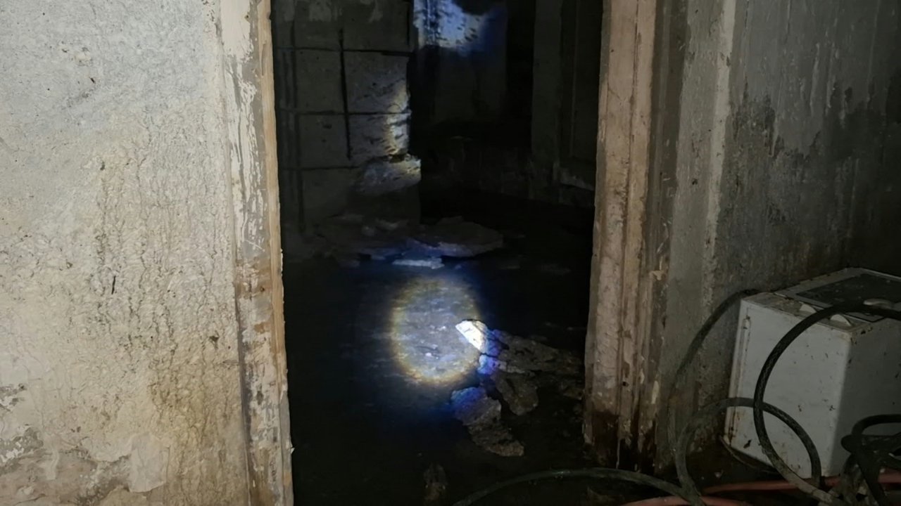 Üsküdar'da sağanak sonrası rögar patladı! Apartmanı pis su bastı