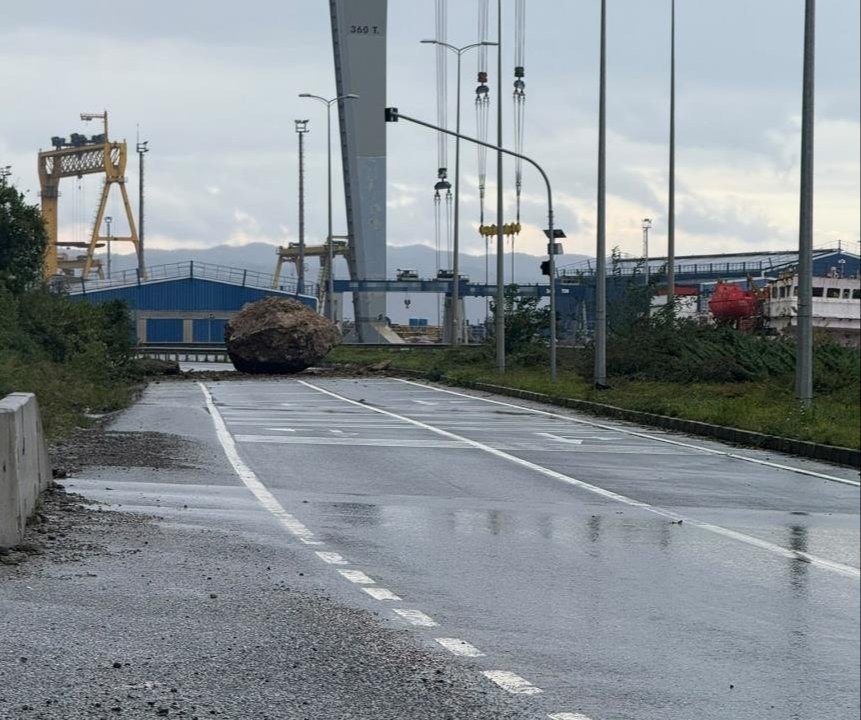 Zonguldakta faciaya ramak kala: Dev kaya yola düştü