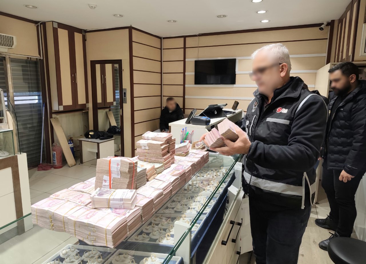 Alihan Kuriş soruşturmasında FETÖ izi: 5 adet F serisi 1 dolarlar ele geçirildi