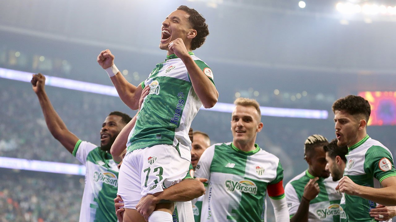 Bursaspor evinde kazandı, liderle farkı 1'e indirdi