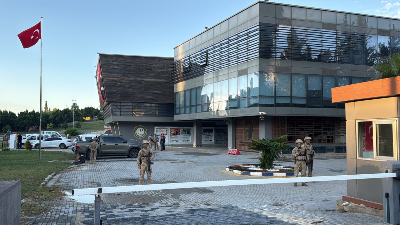 Çukurova Belediyesi'ne yolsuzluk ve rüşvet operasyonu! Mevcut ve eski başkan dahil 44 gözaltı
