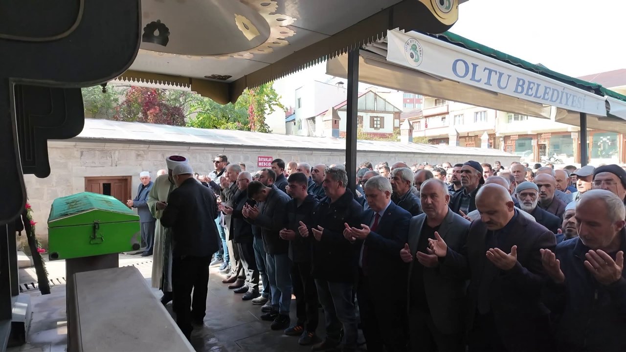 Emekliliği 9 ay sürdü! Ruhi öğretmen son yolculuğuna uğurlandı