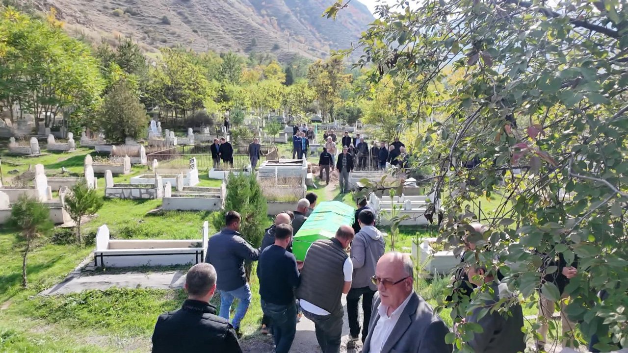 Emekliliği 9 ay sürdü! Ruhi öğretmen son yolculuğuna uğurlandı