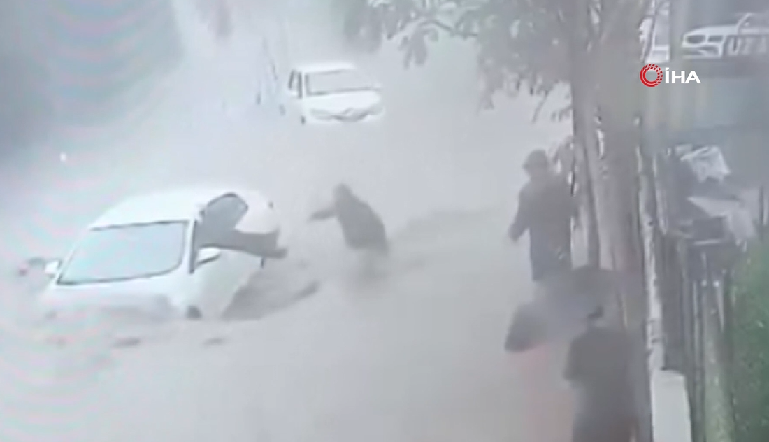 Felaketin ortasında nefes kesen anlar! Suya daldı, mahsur kalan sürücüyü böyle çıkardı