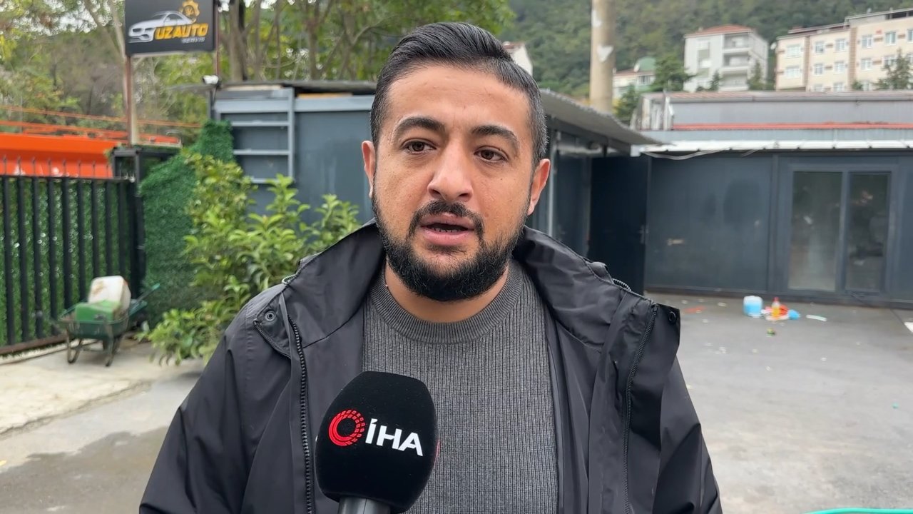 Felaketin ortasında nefes kesen anlar! Suya daldı, mahsur kalan sürücüyü böyle çıkardı