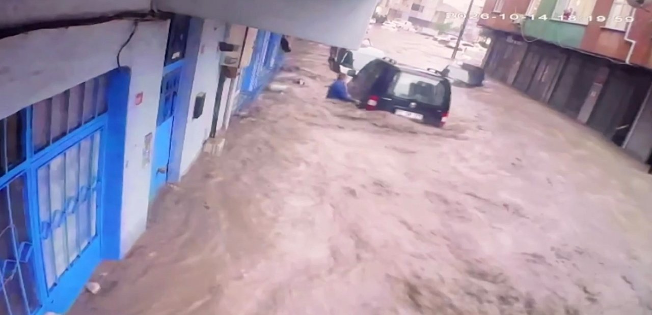 Felaketin yeni görüntüleri ortaya çıktı! Aracını tutmak isterken canından oluyordu