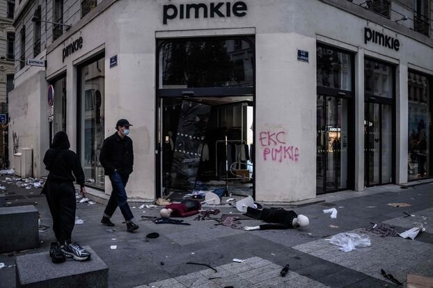 Fransa'da polis kontrolü kaybetti! İçişleri Bakanı istifasını sundu, Macron kararını verdi