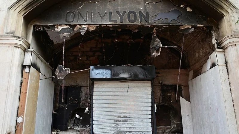 Fransa'da polis kontrolü kaybetti! İçişleri Bakanı istifasını sundu, Macron kararını verdi