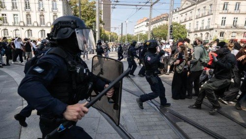 Fransa'da polis kontrolü kaybetti! İçişleri Bakanı istifasını sundu, Macron kararını verdi