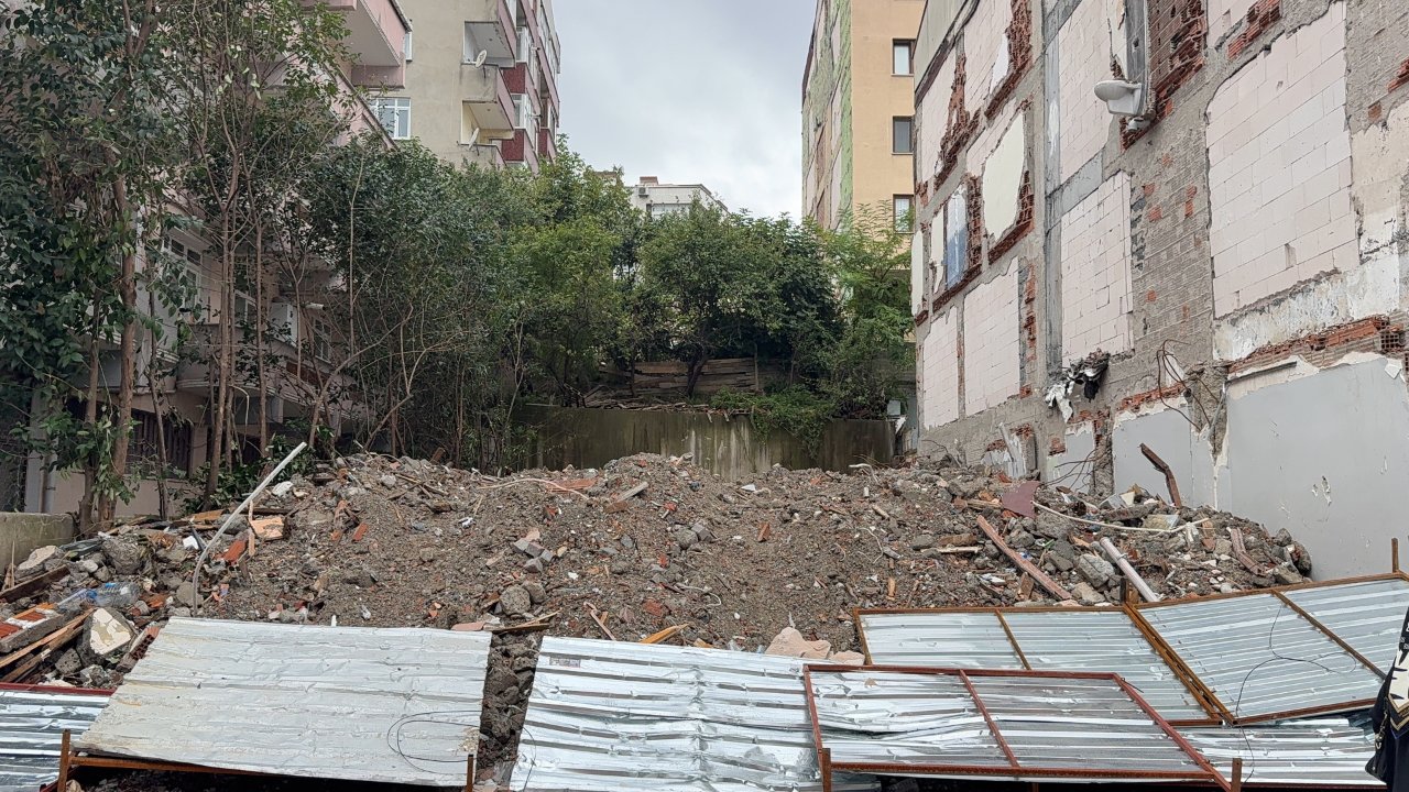Gören inanamıyor, fotoğrafını çekiyor! Koskoca binadan geriye bir klozet kaldı