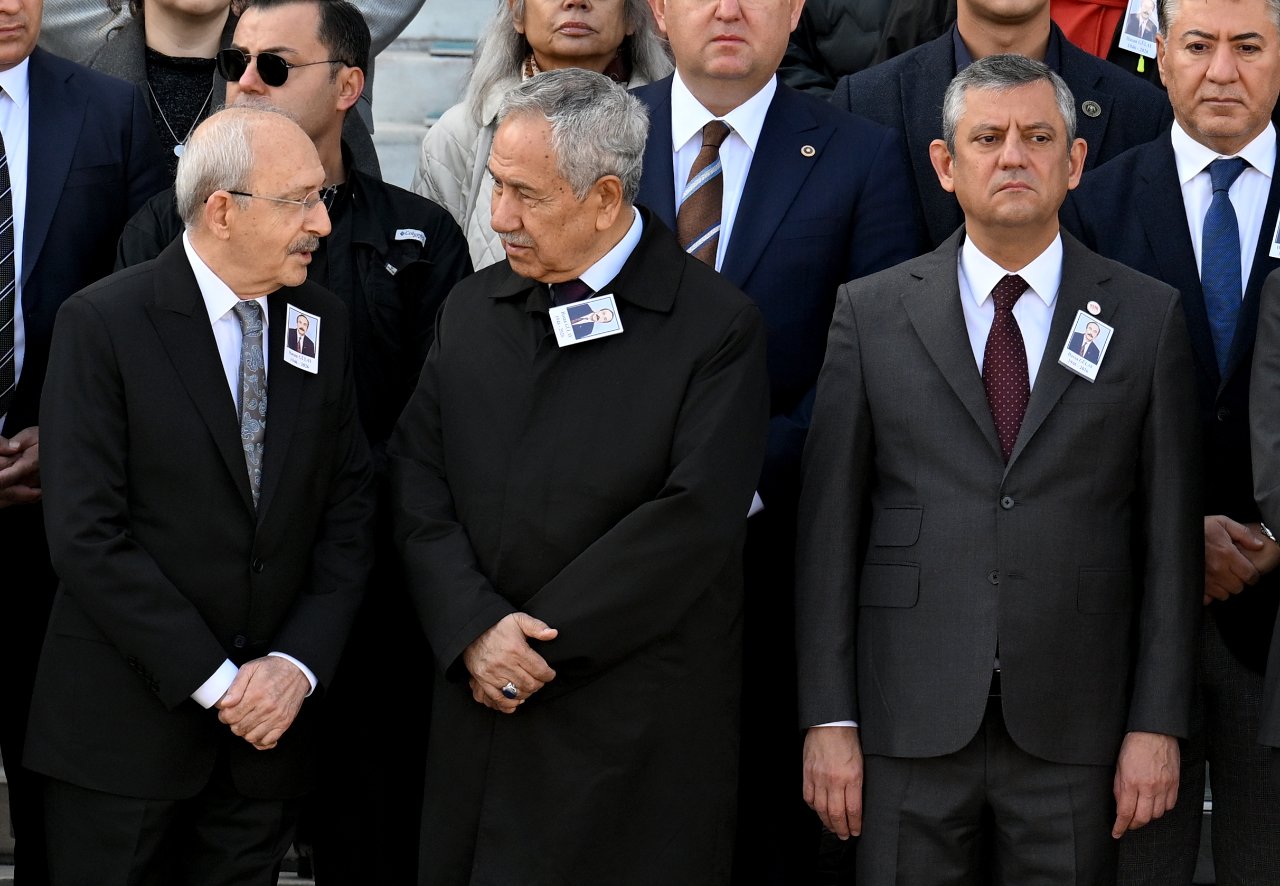 Günün karesi! Kılıçdaroğlu ile Özel'in zoraki tokalaşması cenazeye damga vurdu