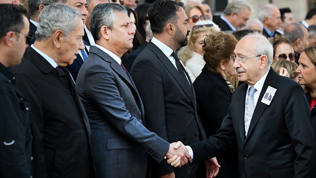 Kılıçdaroğlu ile Özel'in zoraki tokalaşması cenazeye damga vurdu