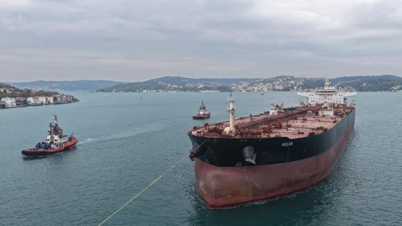 İHA saldırısına uğrayan devasa gemi İstanbul Boğazı'ndan geçti