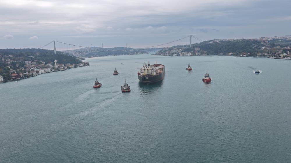 İHA saldırısına uğrayan devasa gemi İstanbul Boğazı'ndan geçti