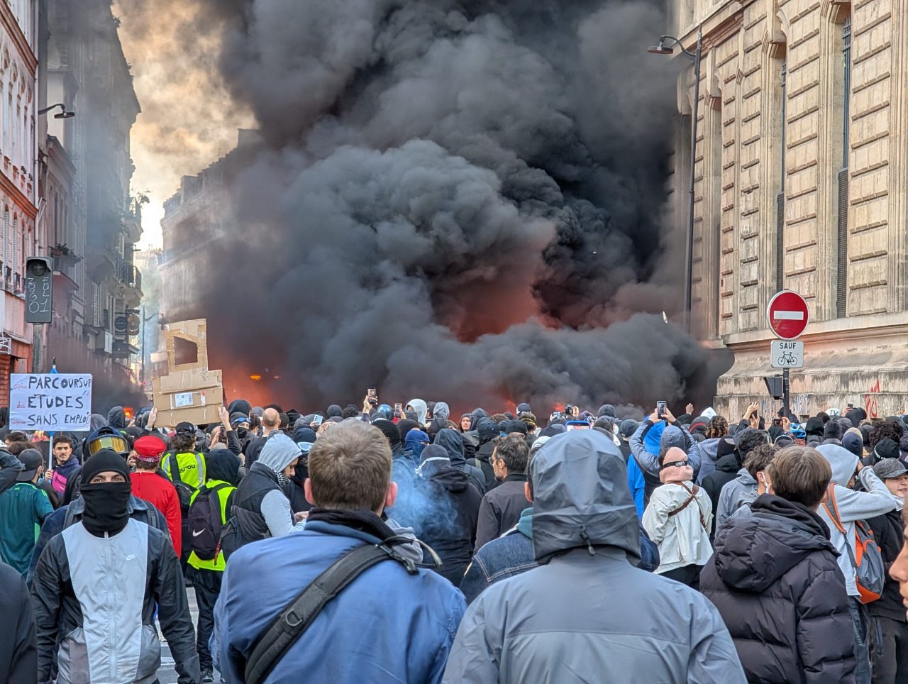 Macron istifa mı etti? Fransadaki protestolarda son durum!