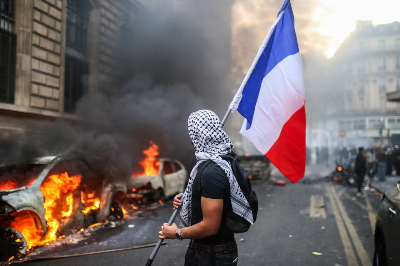 Macron istifa mı etti? Fransadaki protestolarda son durum!
