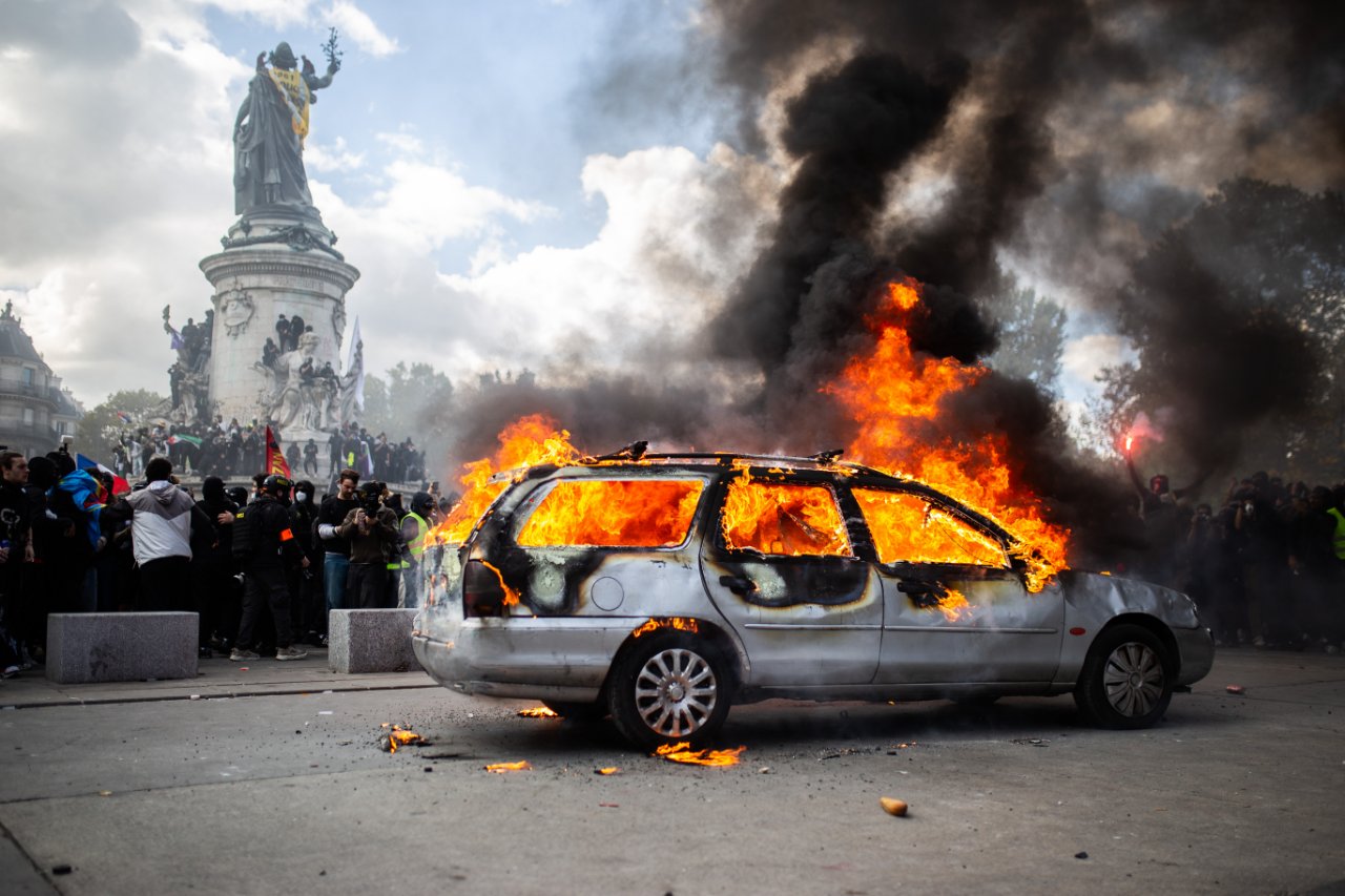 Macron istifa mı etti? Fransadaki protestolarda son durum!