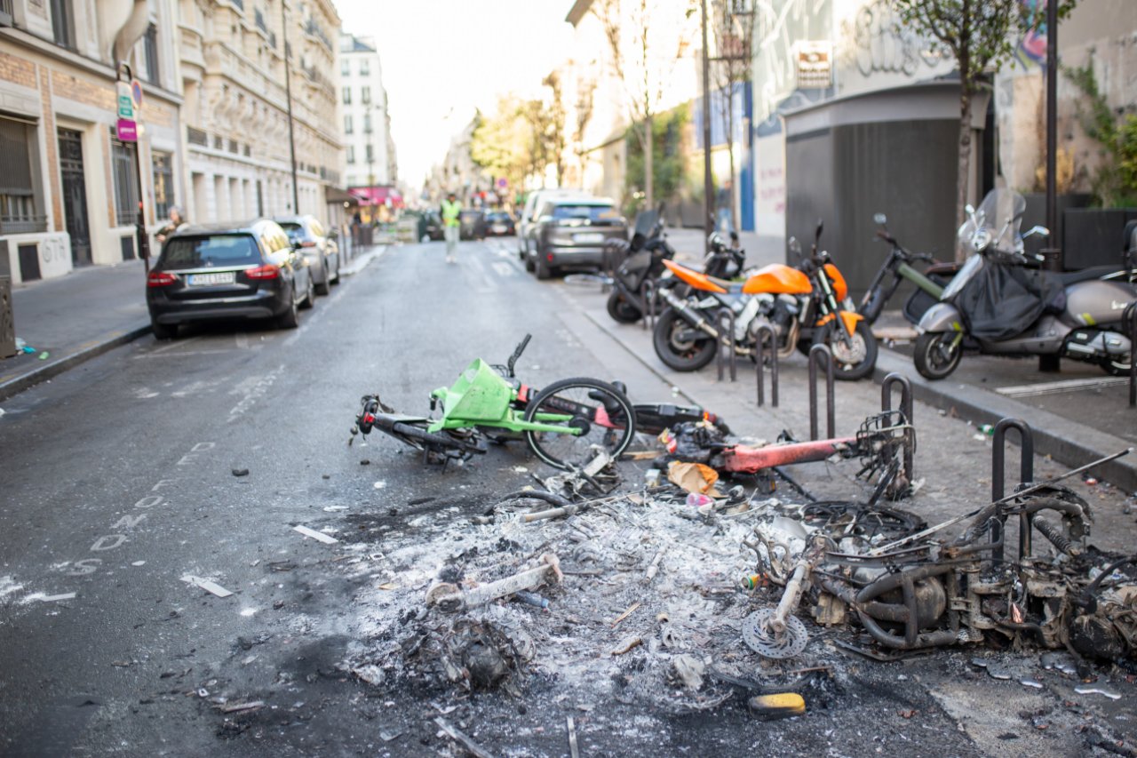 Macron istifa mı etti? Fransadaki protestolarda son durum!