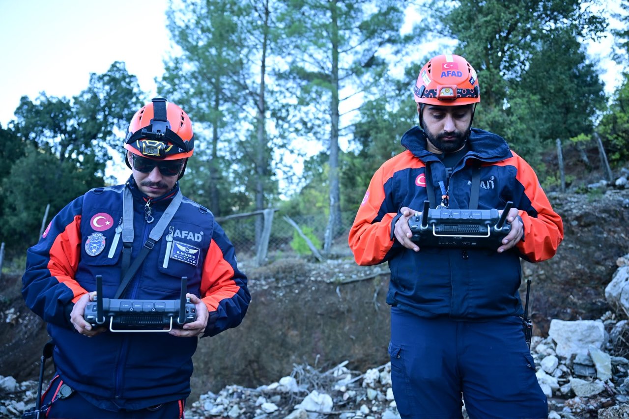 Merdiven sistemi kuruldu! Isparta'da kanyonda mahsur kalan 10 İHH gönüllüsünü kurtarma çalışmaları sürüyor