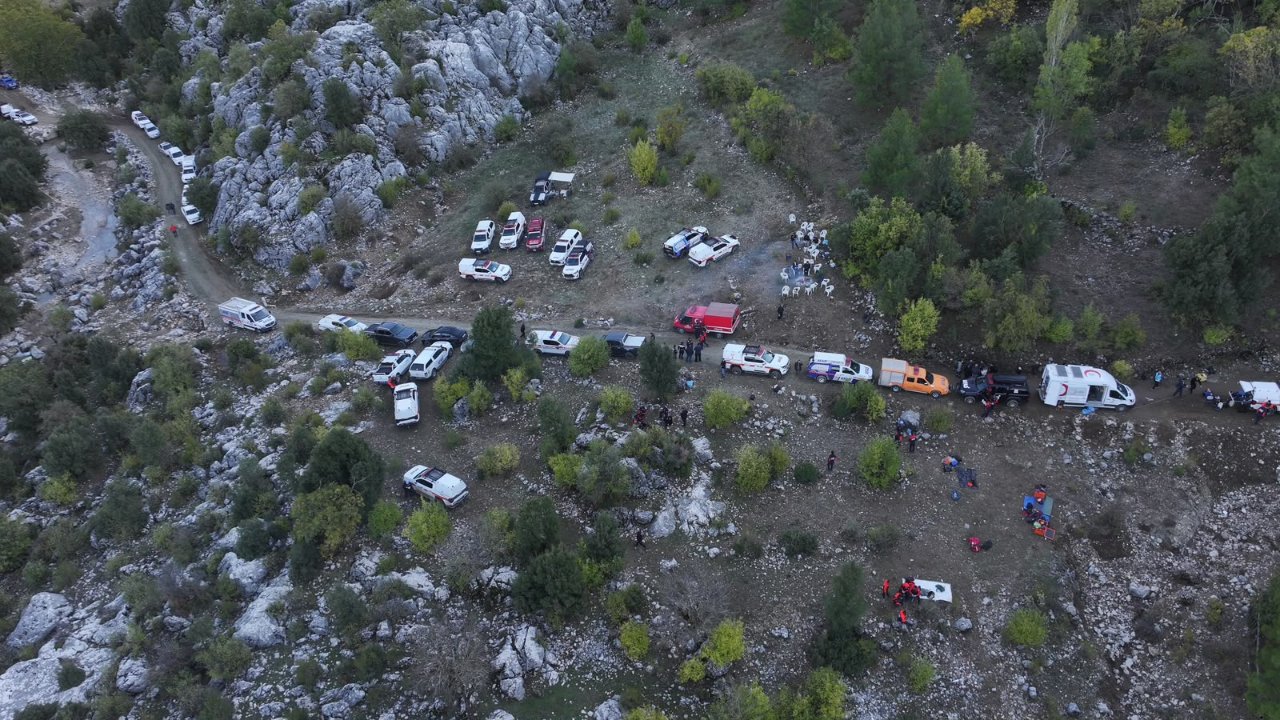 Merdiven sistemi kuruldu! Isparta'da kanyonda mahsur kalan 10 İHH gönüllüsünü kurtarma çalışmaları sürüyor