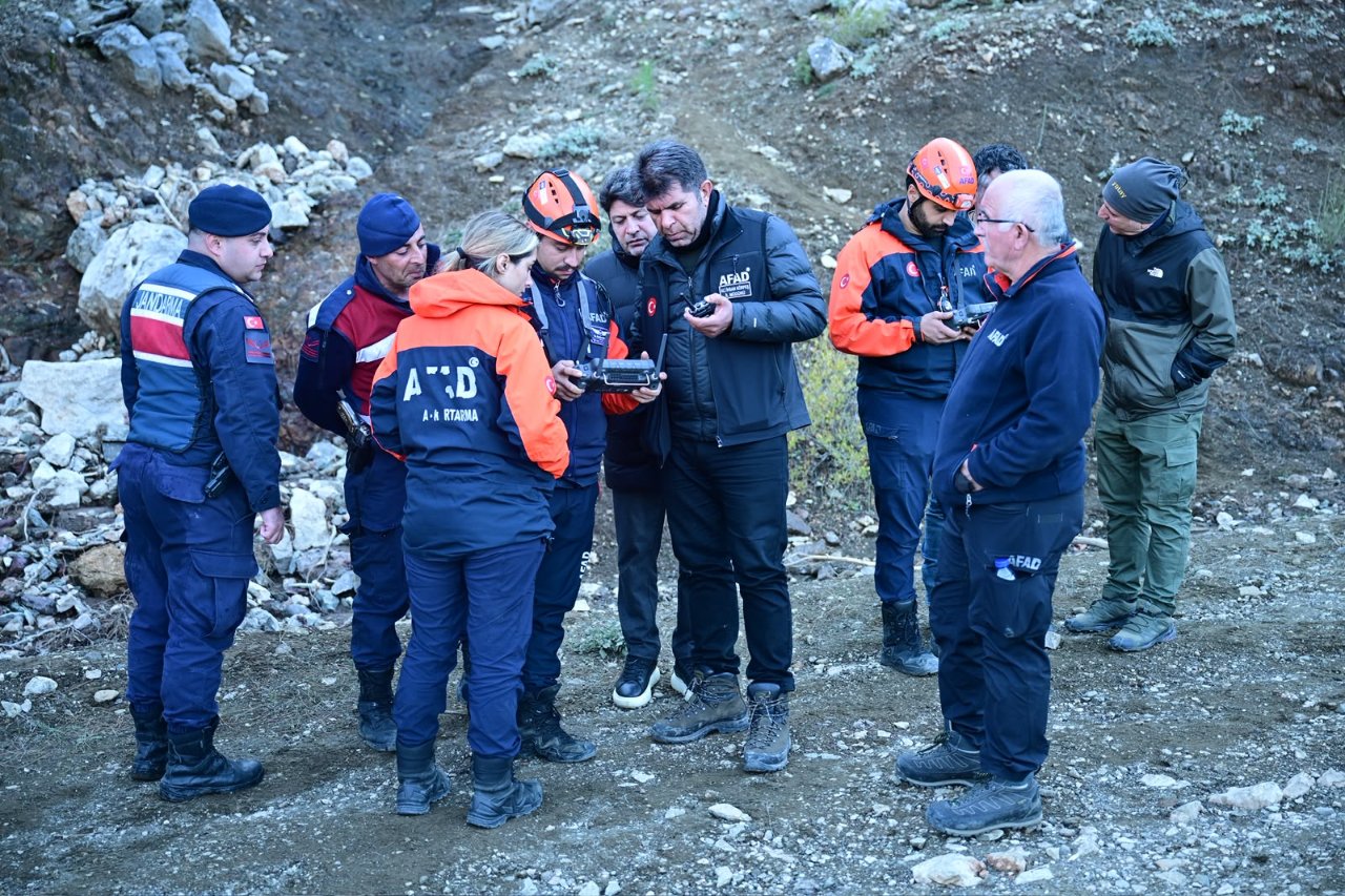 Merdiven sistemi kuruldu! Isparta'da kanyonda mahsur kalan 10 İHH gönüllüsünü kurtarma çalışmaları sürüyor