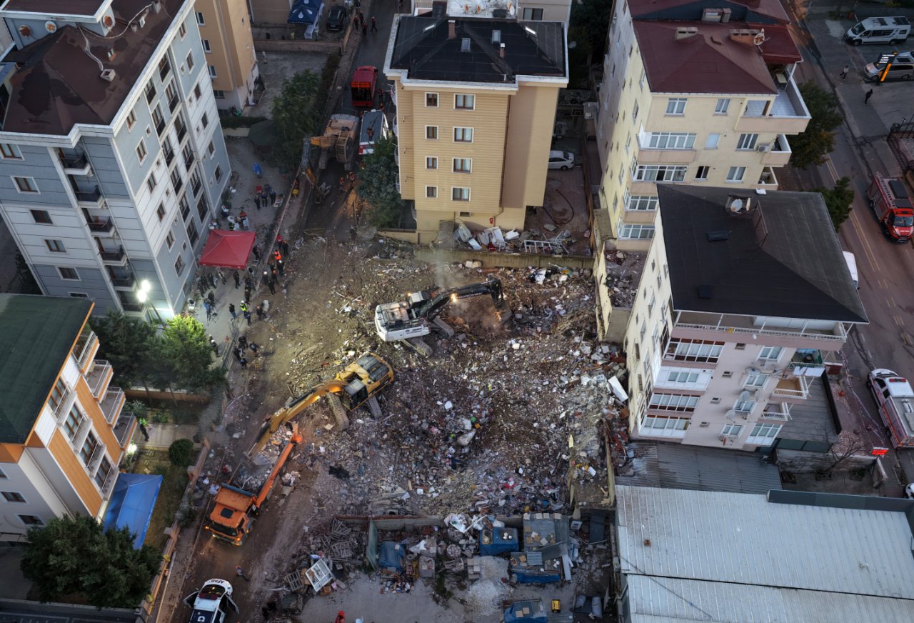 Minik Gülce'ye acı veda! Yoğun bakımdan çıktı, sedyeyle kızının cenazesine geldi