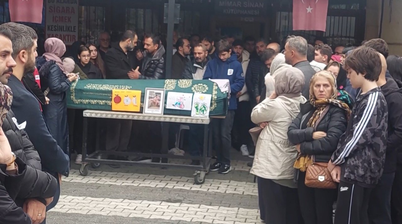 Minik Gülce'ye acı veda! Yoğun bakımdan çıktı, sedyeyle kızının cenazesine geldi