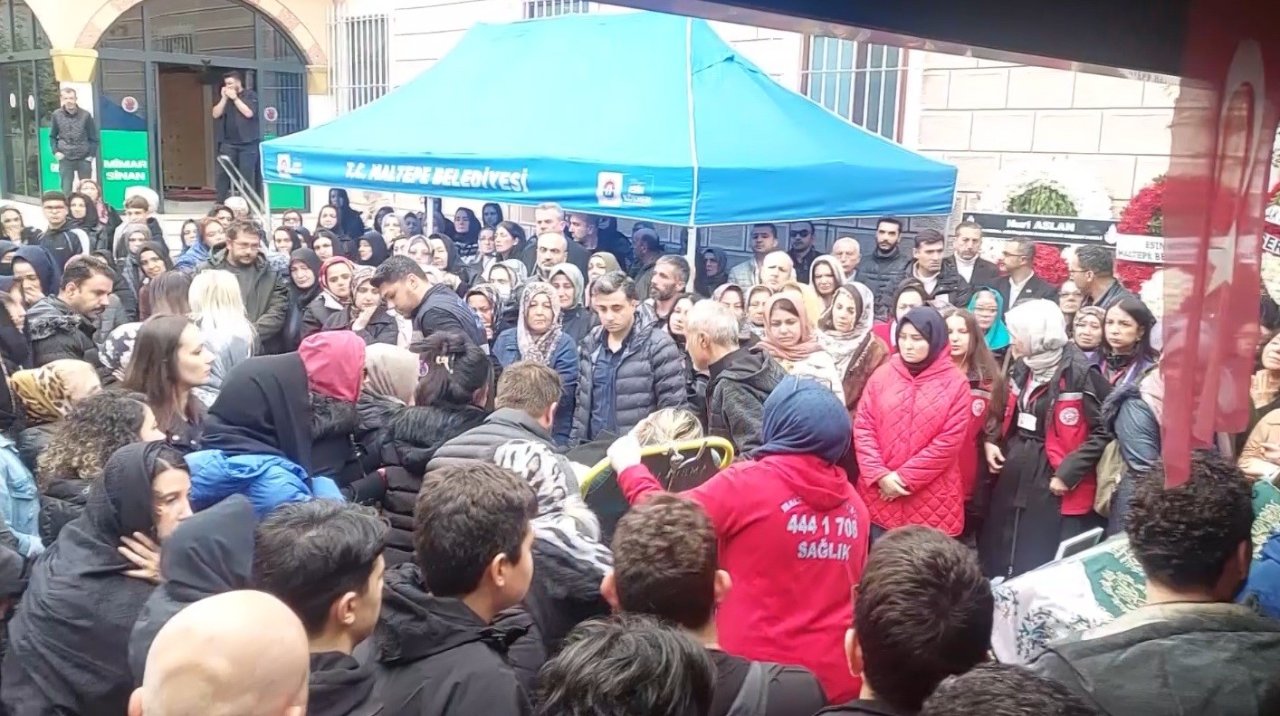 Minik Gülce'ye acı veda! Yoğun bakımdan çıktı, sedyeyle kızının cenazesine geldi