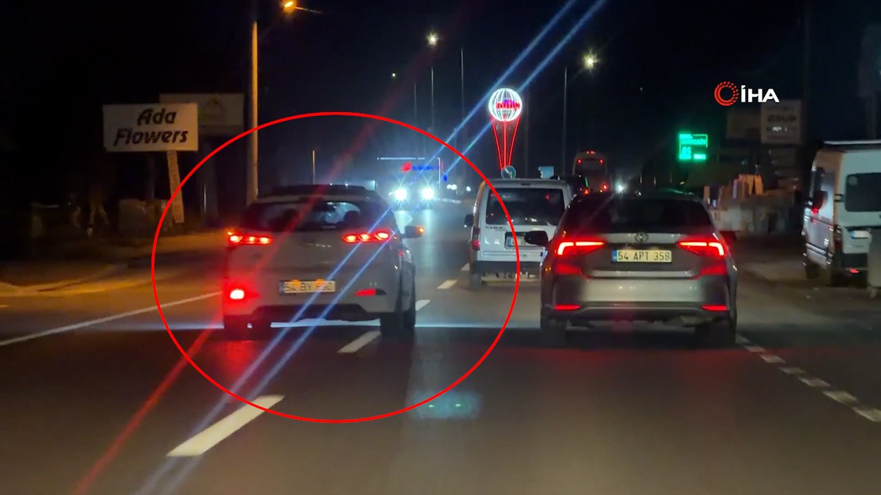 Sakarya'da kazaya davetiye çıkaran sürücü kamerada! Emniyet şeridinden araçların arasına daldı