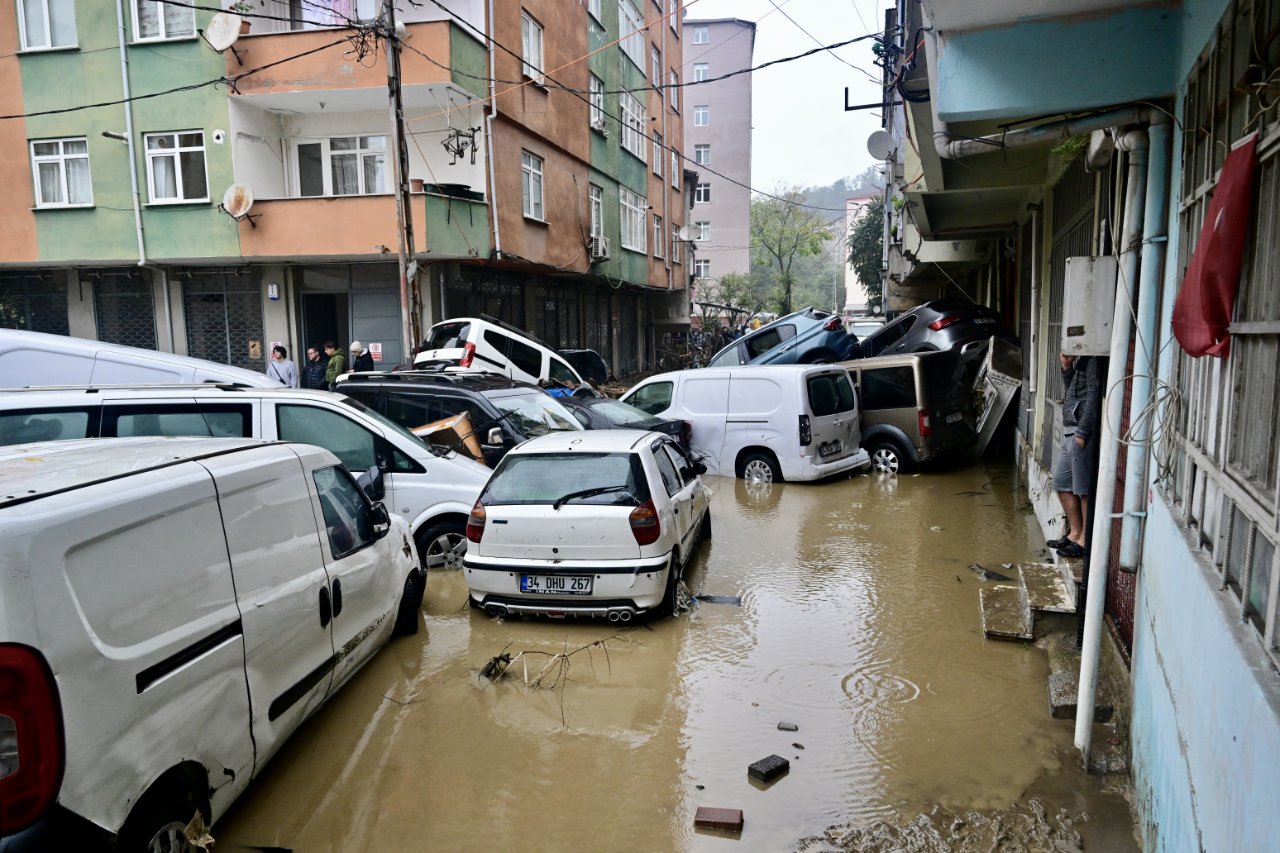 Sel hasarlı araç nasıl anlaşılır? İstanbul'daki afet sonrası araba alacaklara kritik tüyolar