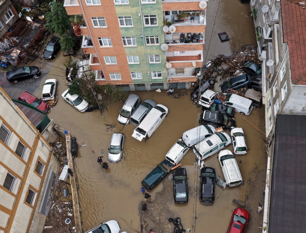 Sel hasarlı araç nasıl anlaşılır? İstanbul'daki afet sonrası araba alacaklara kritik tüyolar