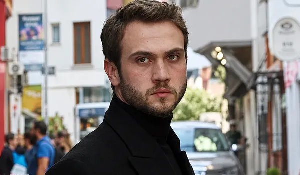 Yangın küle çevirmişti! Aras Bulut İynemli baştan sona yenilediği villasına servet harcadı