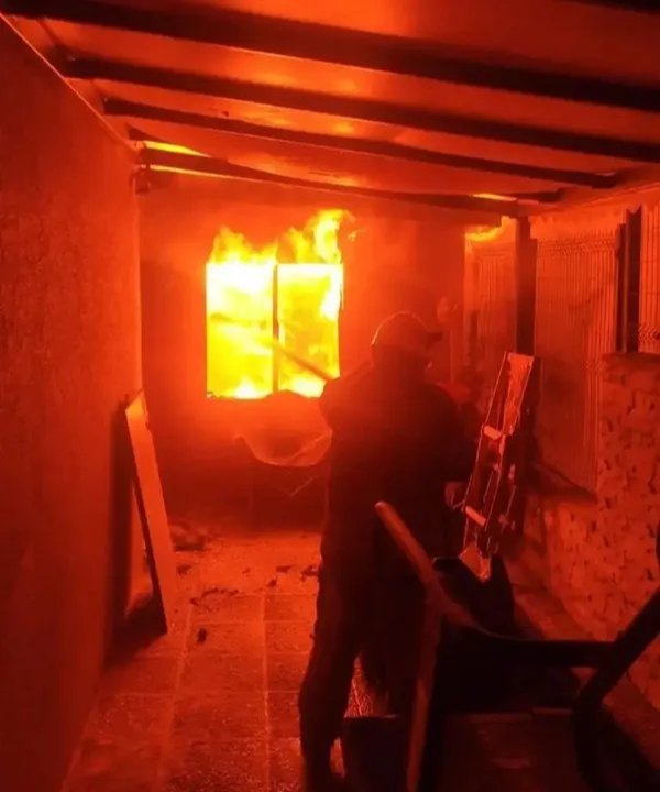 Yangın küle çevirmişti! Aras Bulut İynemli baştan sona yenilediği villasına servet harcadı