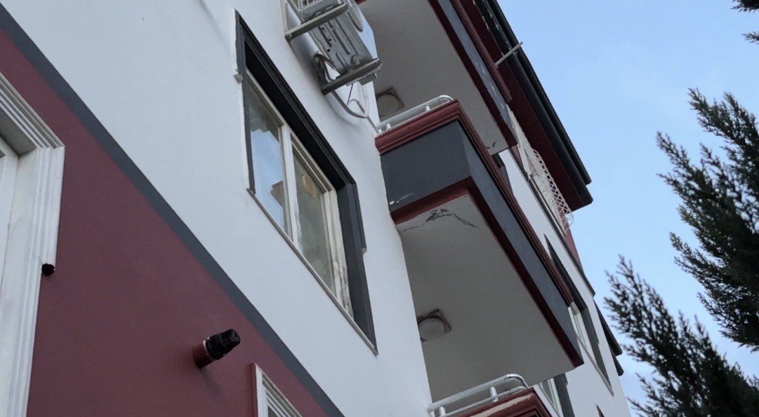 Evlerinin camından peş peşe atladılar! Anne öldü, baba ve 5 yaşındaki çocuk yaralı