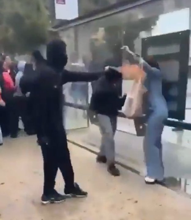 Fransa’daki protesto çığırından çıktı! Sprey kutusuyla püskürttüğü ateş kadının yüzünü böyle yaktı