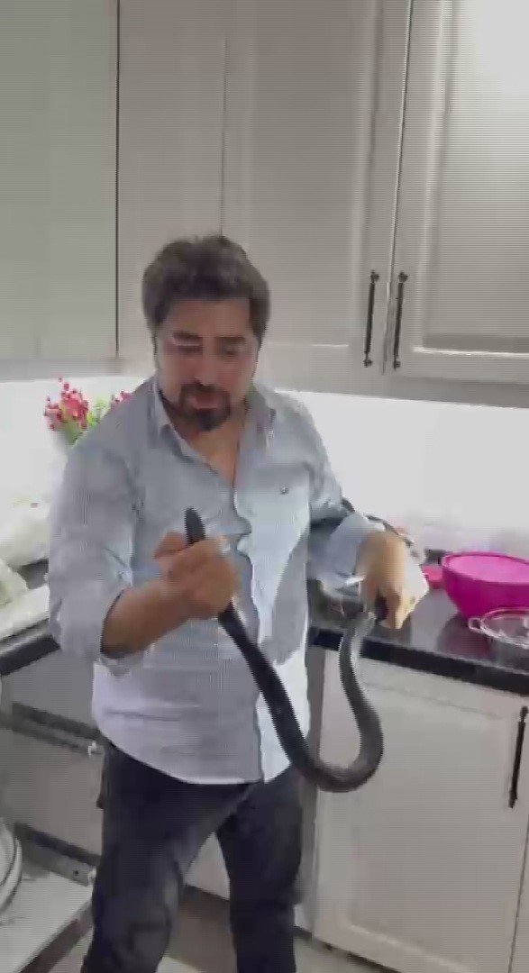 Hatay’da şaşırtan görüntü! 2 metrelik yılanı çıplak elle yakaladı