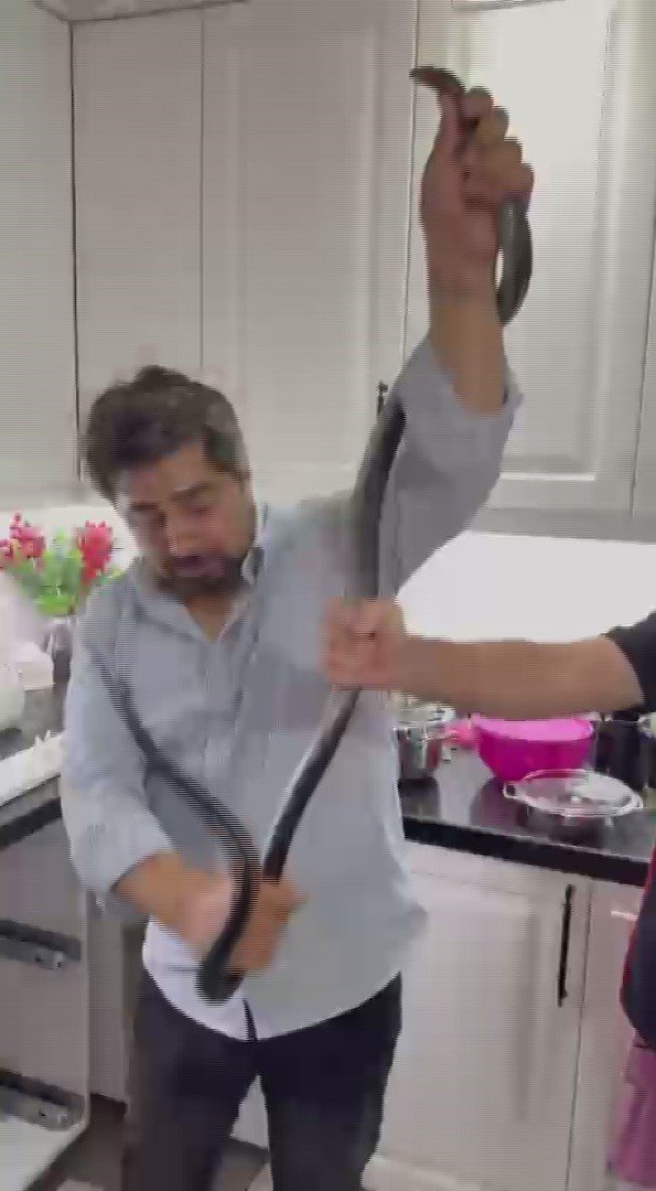 Hatay’da şaşırtan görüntü! 2 metrelik yılanı çıplak elle yakaladı