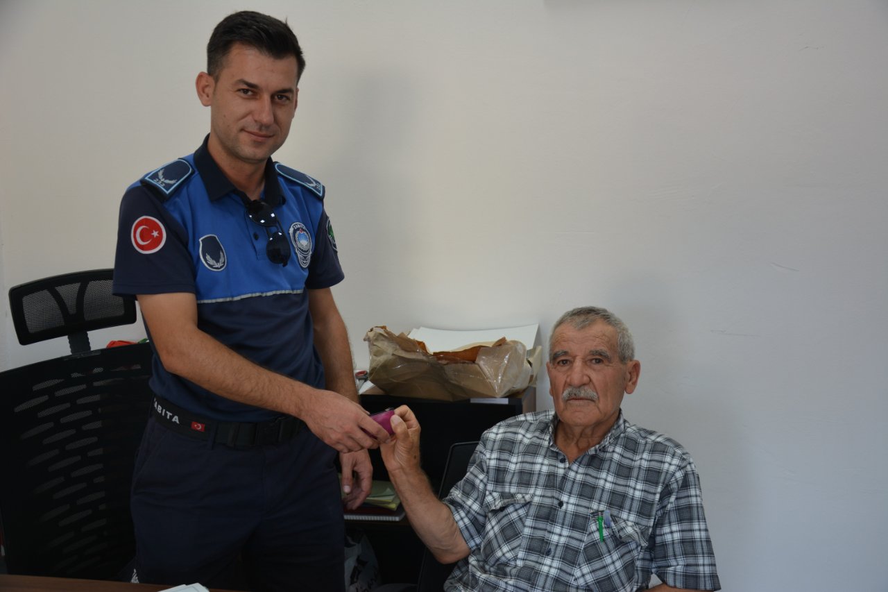 Hepsi poşetten çıktı! Kıbrıs Gazisi bir an bile düşünmeden zabıtaya koştu