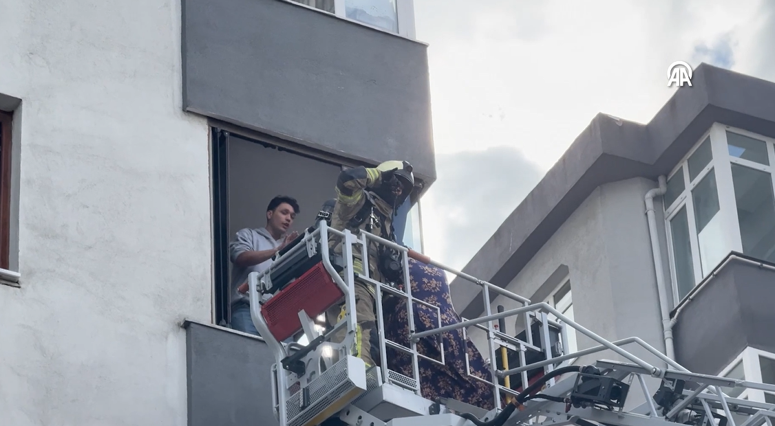Kadıköy'de 8 katlı binada yangın!