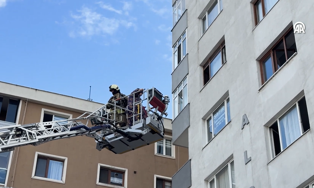 Kadıköy'de 8 katlı binada yangın!