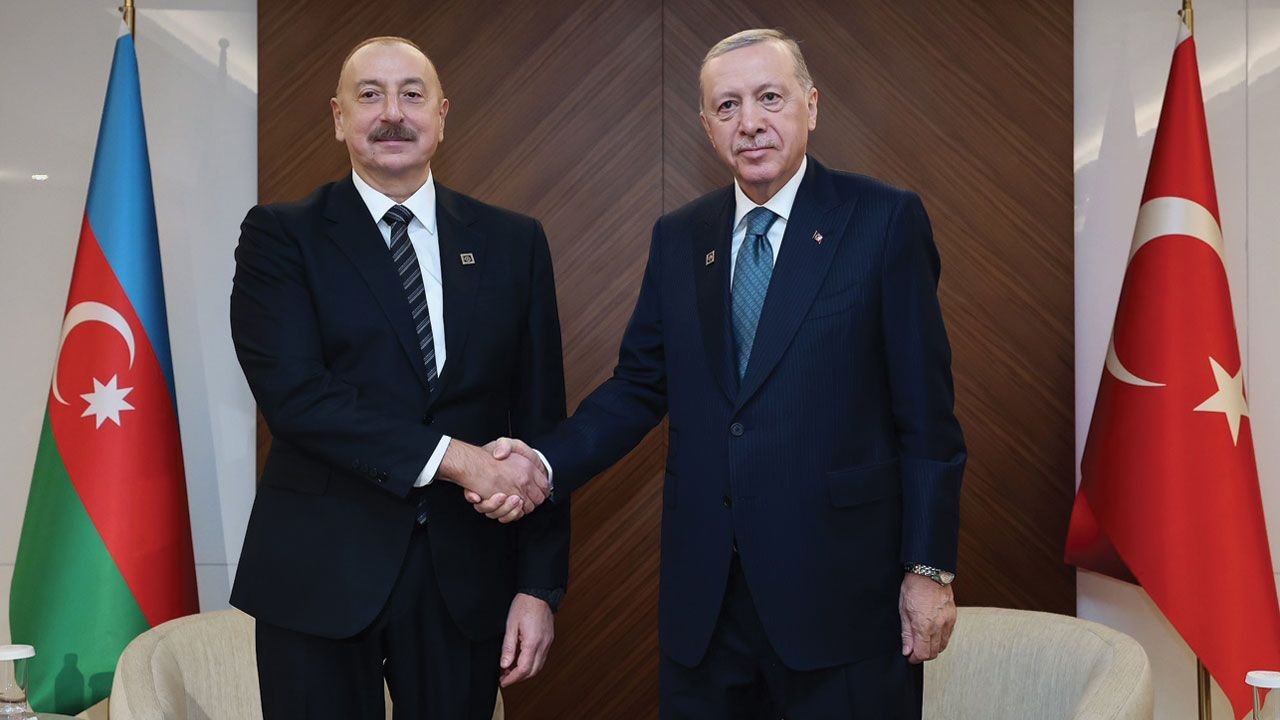 Politico yazdı: Fransa Azerbaycan'ı engelledi, Türkiye NATO'da devreye girdi