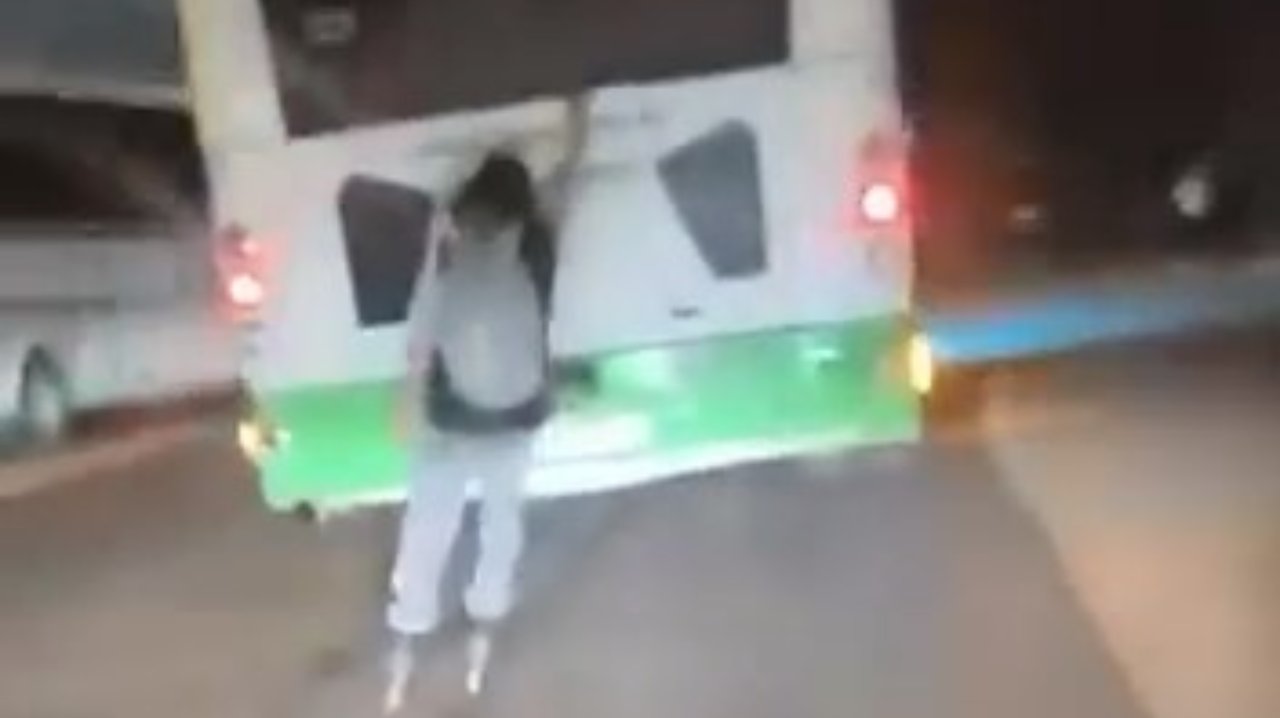 Seyir halindeki otobüsün arkasına tutundu! Akılalmaz anlar cep telefonu kamerasında