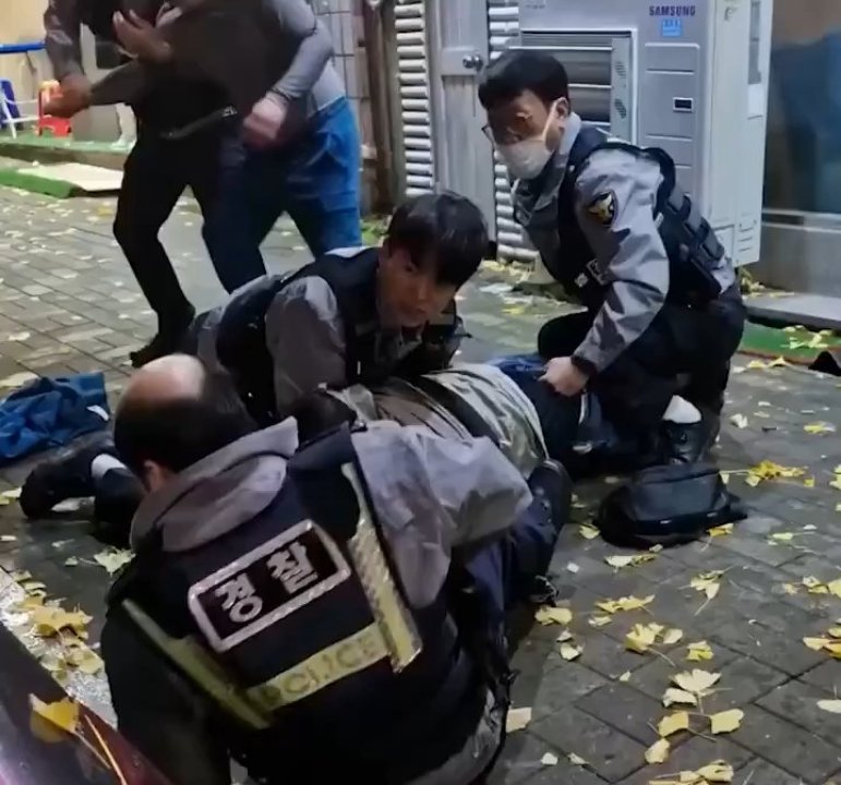 Sosyal medyayı güldüren bir garip olay! Alkollü şüpheliyle boğuşurken başından fırladı: İmdadına vatandaş yetişti