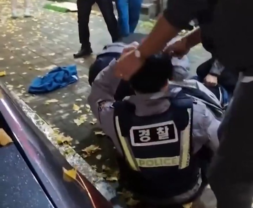 Sosyal medyayı güldüren bir garip olay! Alkollü şüpheliyle boğuşurken başından fırladı: İmdadına vatandaş yetişti