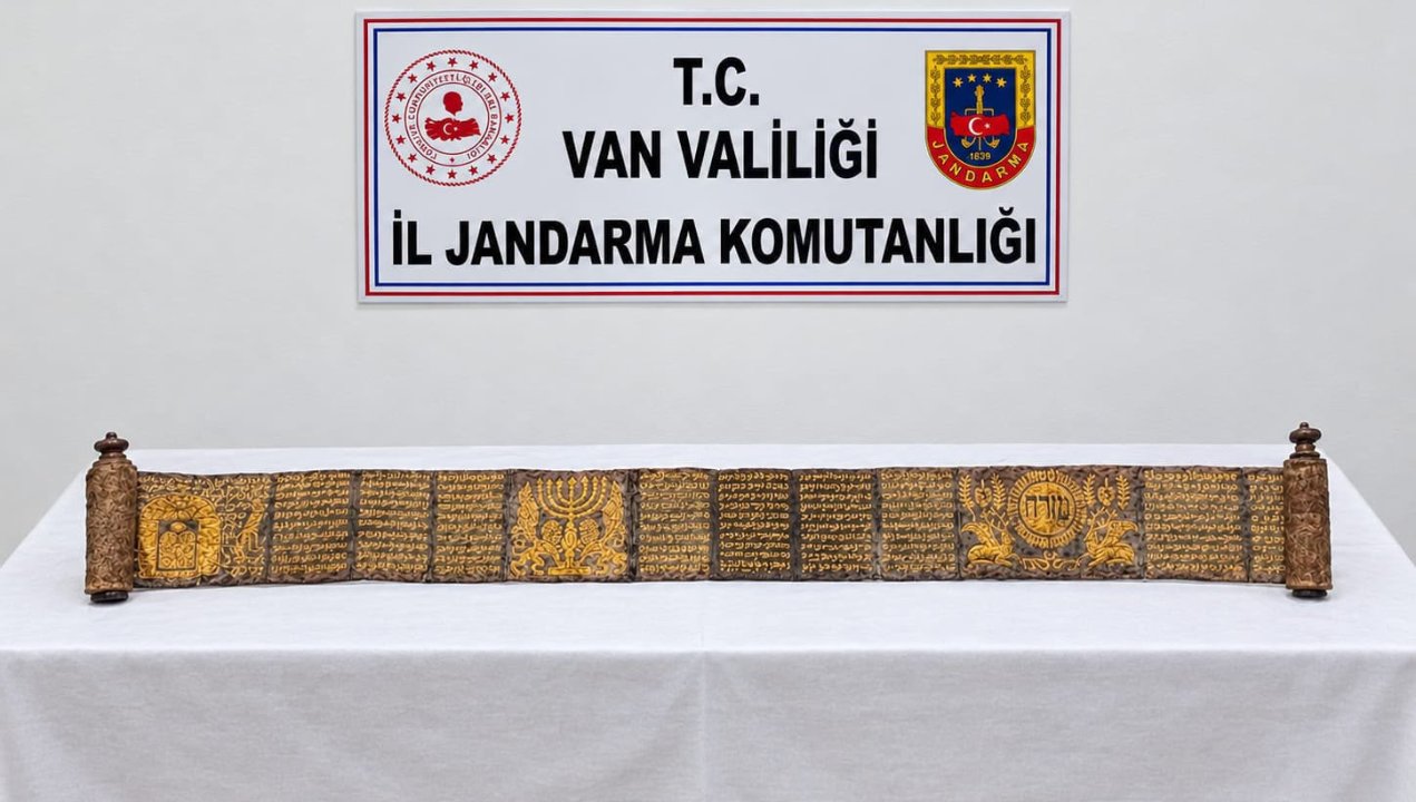 Van'da altın yaldız işlemeli Tevrat olduğu tahmin edilen tarihi eser ele geçirildi