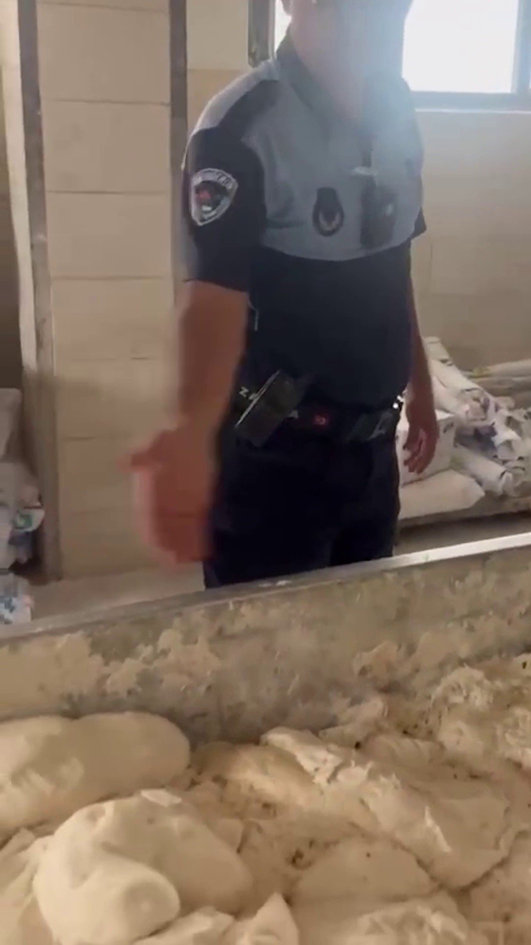 Fırında mide bulandıran görüntüler! Bir yanda böcekler diğer yanda izmaritler...